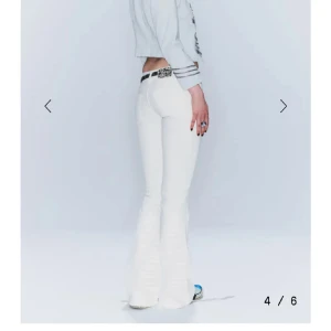 Vita cheap monday Jeans  - Säljer dessa jeans från weekday i cheap monday serien som inte säljs längre i storlek 25/32. Nästan helt oanvända, använda fåtal gånger. Är osäker på pris så lämna gärna prisförslag och skriv privat för egna bilder💕💕