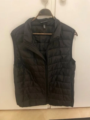 Svart dunväst från H&M, storlek L - Säljer en svart kvalitetsväst från HM. Nyskick då den var för stor för mig. Storlek L. Nypris 500kr Passar inte priset kom med bud. Skickas inom 1-2 Dagar!