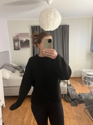 Svart stickad tröja från Gina Tricot - En svart stickad tröja från Gina, väldigt snygg och skön. Knappt använd