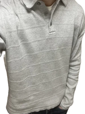 Riley tröja - Snygg tröja från Riley. Krage runt halsen och knappar att stänga till med. Även horisontella linjer som gör tröjan snygg och unik. Storlek M, normalstor i passformen. Jag på bild är 180cm lång Lämna gärna prisförslag och fråga på om du funderar på något