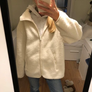 Teddy jacka - Storlek XS men passar XS-M beroende på hur tajt man vill att den ska sitta. Använd fåtal ggr och ser ut som ny, förutom att den blivit lite nopprig på insidan. Men som varken märks eller syns. Säljer då den inte kommer till användning. Helt slutsåld!💕 