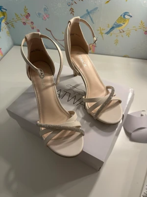 Beige sandaler med strass från Catwalk - Beige klackskor från Catwalk. De är oanvända. Säljer pga att de aldrig kom till användning 