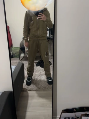 Grön risky dress  - Säljer risky dress som är grön den är jätte bekväm och stilig har ett R på tröjan och på byxorna men också på tröjans luva fina de en text 