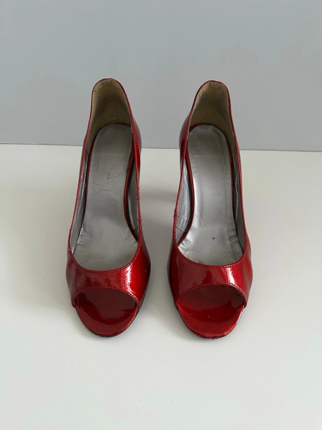 Röda pumps med öppen tå - 1