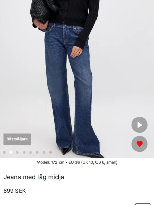Jeans - Blå jeans med bootcut-modell och låg midja från NA-KD. Jeansen har slitningar längst ned, se bilder, annars fräscha! 🥰 