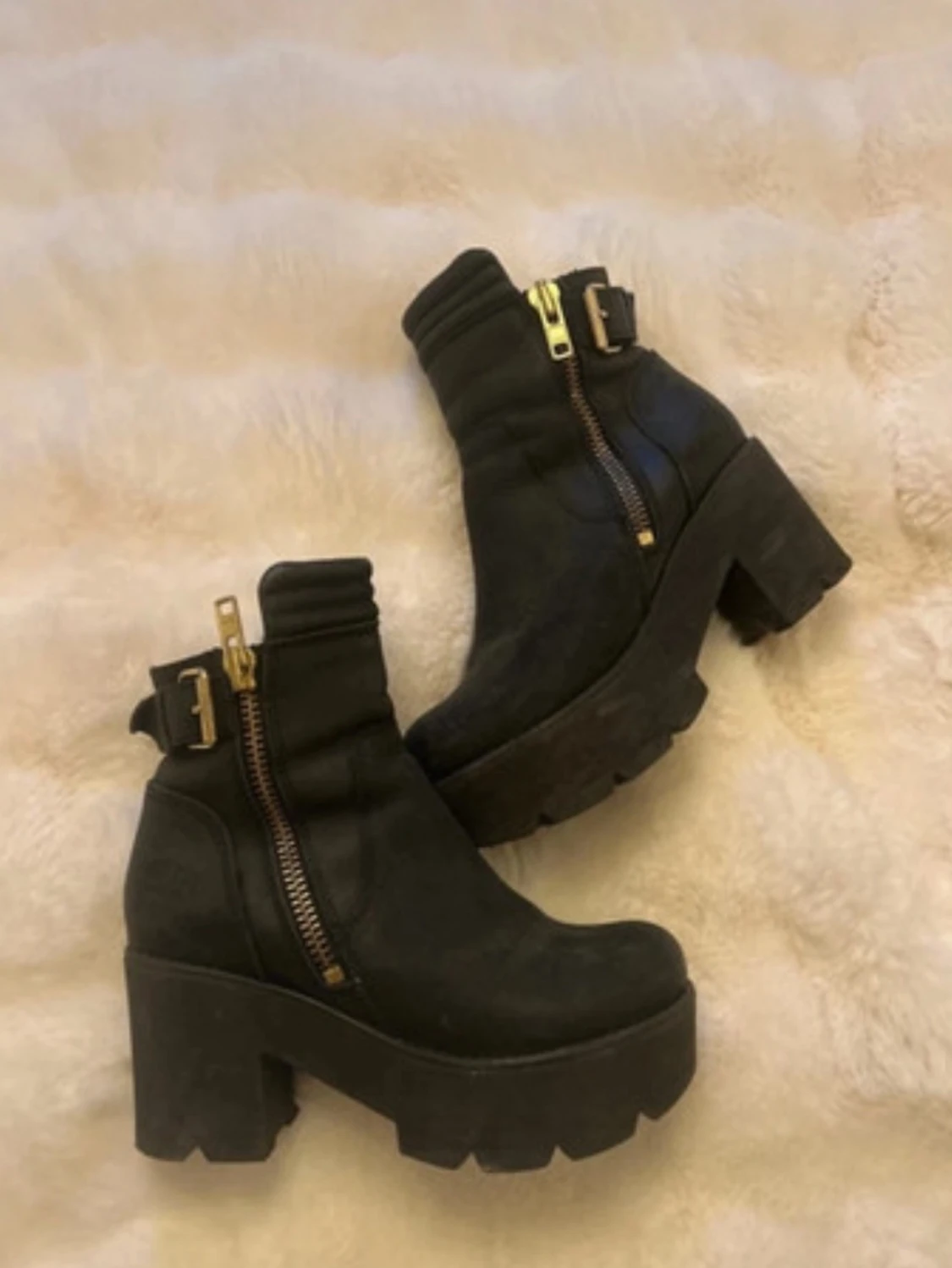 Svarta boots med grov sula och klack