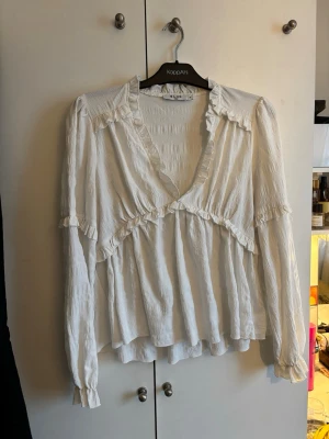 Blus NAKD - Jätte söt blus med fint mönster från NAKD