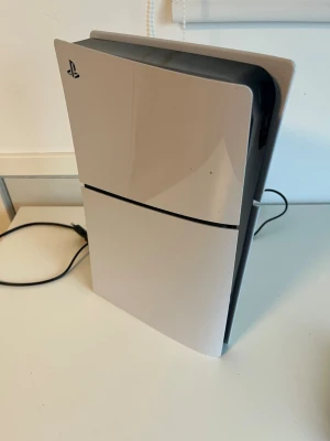 PlayStation 5 - Sony PlayStation 5 digital version (utan skivdisk) i fint skick med original DualSense-kontroll och strömkabel. Konsolen har mindre spår av användning men inga större defekter synliga. Perfekt för gaming med snabb SSD och stöd för 4K-upplösning. Allt fungerar som det ska. Saknas hdmi kabel bara (det går att fixa själv) Kan hämtas i Limhamn Malmö eller skickas. 