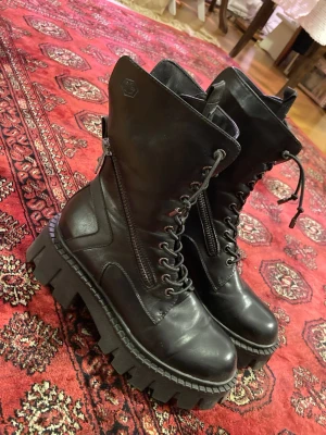 Coola platåkängor med snörning - Säljer ett par coola platåkängor från Lumberjack. De har rejäl sula med snörning där framme samt diagonal dragkedja på både insidan och utsidan av skon för enkel på-och-avtagning. De är mycket sparsamt använda. Orginalpriset är 1226kr. Jag säljer dem för 549kr :)