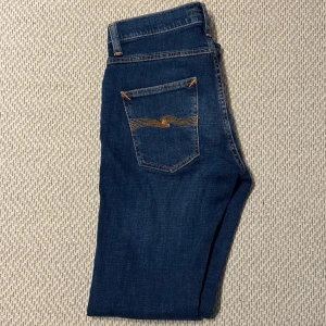 Nudie Grim Tim  - Knappt använda nudie jeans, 29w 32L