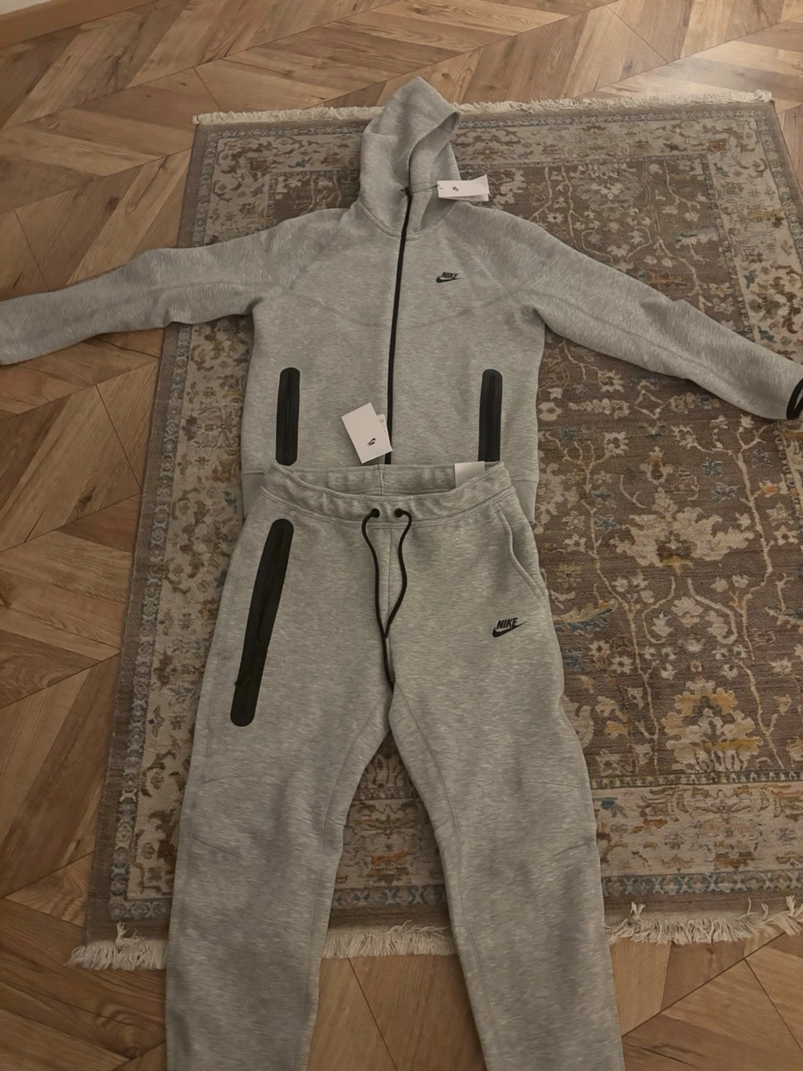 Grå mjukisbyxor från Nike med svarta detaljer - 2