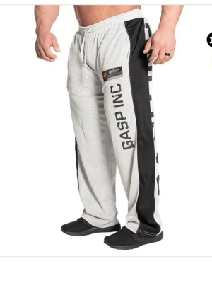 GASP INC träningsbyxor med svart sidopanel - Jag säljer dem på grund av att jag har beställt fel storlek och retur kostar mycket. De är helt nya i storlek S.  För mer bilder kontakta gärna. Pris 600kr Inköpt pris är 650kr 