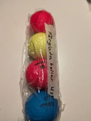 Färglada Golfbollar  - Bra bollar syn mycket och är softbolls. Bra tränings bollar!