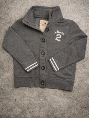 Sällsynt hollister cardigan  - As snygg cardigan från hollister, den är i väldigt bra skick och priset kan absolut sänkas🤝