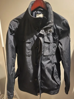 J. Lindeberg jacka - Tja! Säljer nu min marinblå höst/vårjacka från J.Lindeberg i storlek M. Inga defekter mer än använding! Säljer för 1199 men inte hugget i sten! Hör av er vid frågor