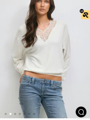 Vit blus med spetsdetalj - Helt ny med prislapp kvar