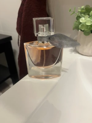La vie est belle - La vie est belle från lancôme, 30 ml. Helt ny, endast tagit några sprut. Fantastisk doft men klär mig inte riktigt 🌸 vill bli av med den o köpa annan parfym därför säljer jag den billigt 🙋🏻‍♀️
