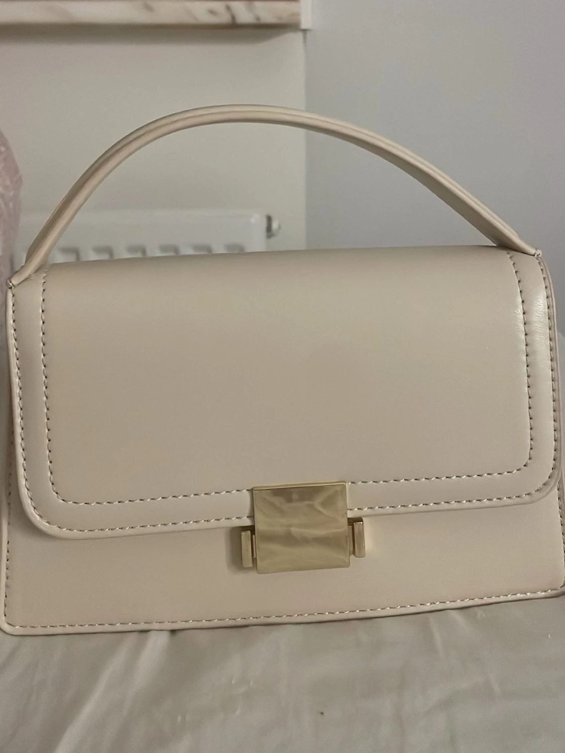 Beige handväska med gulddetaljer - 2