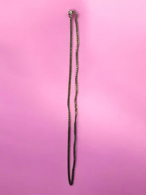 Halsband - Säljer ett stilrent halsband med guldfärgad kedja. Kedjan har en klassisk, platt länkdesign och stängs med ett smidigt klolås. Perfekt accessoar för att lyfta vilken outfit som helst.🍂