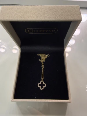 Halsband  - Säljer ett super fint halsband , i fint skick! Köptes utomlands denna sommaren.