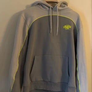 Syna World - Säljer en grå hoodie från Syna World. Hoodie säljs inte längre och är nu sällsynt. Jag har använt hoodien max 3 gånger, det finns inga tecken på användning. Syna påsen i bild nummer 2 får du med vid köp. Kvitto och allt annat FINNS! Nypris: 2 000kr. Först till kvarn! 