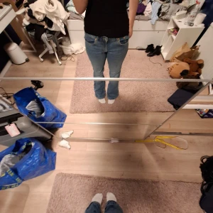 Blå bootcut jeans från Lager 157 - Säljer ett par klassiska blå jeans från Lager med bootcut passform. Jeansen har normal midja. De är tillverkade i slitstarkt denim och har traditionella fickor fram och bak. Perfekta för en avslappnad och cool stil. Är i storlek L full längd