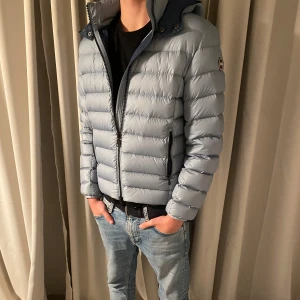Colmar jacka - Säljer nu denna ljusblåa colmar jacka i ett perfekt skick med lappen kvar. skick 10/10. pris kan diskuteras. hör av er vid frågor. modell- 179, 65kg. Nypris 4500kr