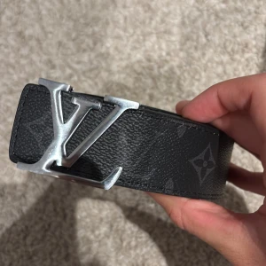 Bälte - Stillrent bälte som är 115 cm, kommer även med hålslagare 