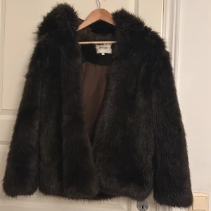 Pälsjacka - Brun pälsjacka från Dry Lake I storlek S. Den har en rymlig luva där bak och djupa fickor. 