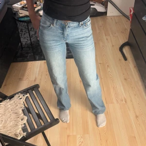 Jeans  - Jeans i storlek 32 från Gina tricot. Inte använda mycket alls och därav i jättebra skick! Säljes då jag har för mycket jeans. De är low/mid  