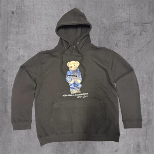 Ralph Lauren Polo bear hoodie - Ralph Lauren Polo bear hoodie Skick: 10/10✅ Storlek: M men sitter mer som S Färg: Svart Nypris: 2700kr Hör av er vid fler frågor eller funderingar