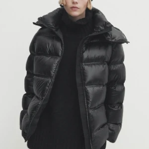 Massimo dutti jacka - Knappt använd Jacka ifrån massimo dutti! Ordnare pris:2000 men priset kan diskusteras 