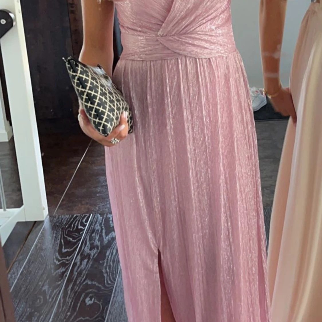 Glittrig rosa långklänning med slits - 1