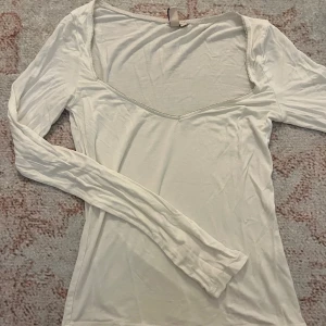 Långärmad topp - Säljer en sjukt söt långärmad topp från Nelly i storlek XS