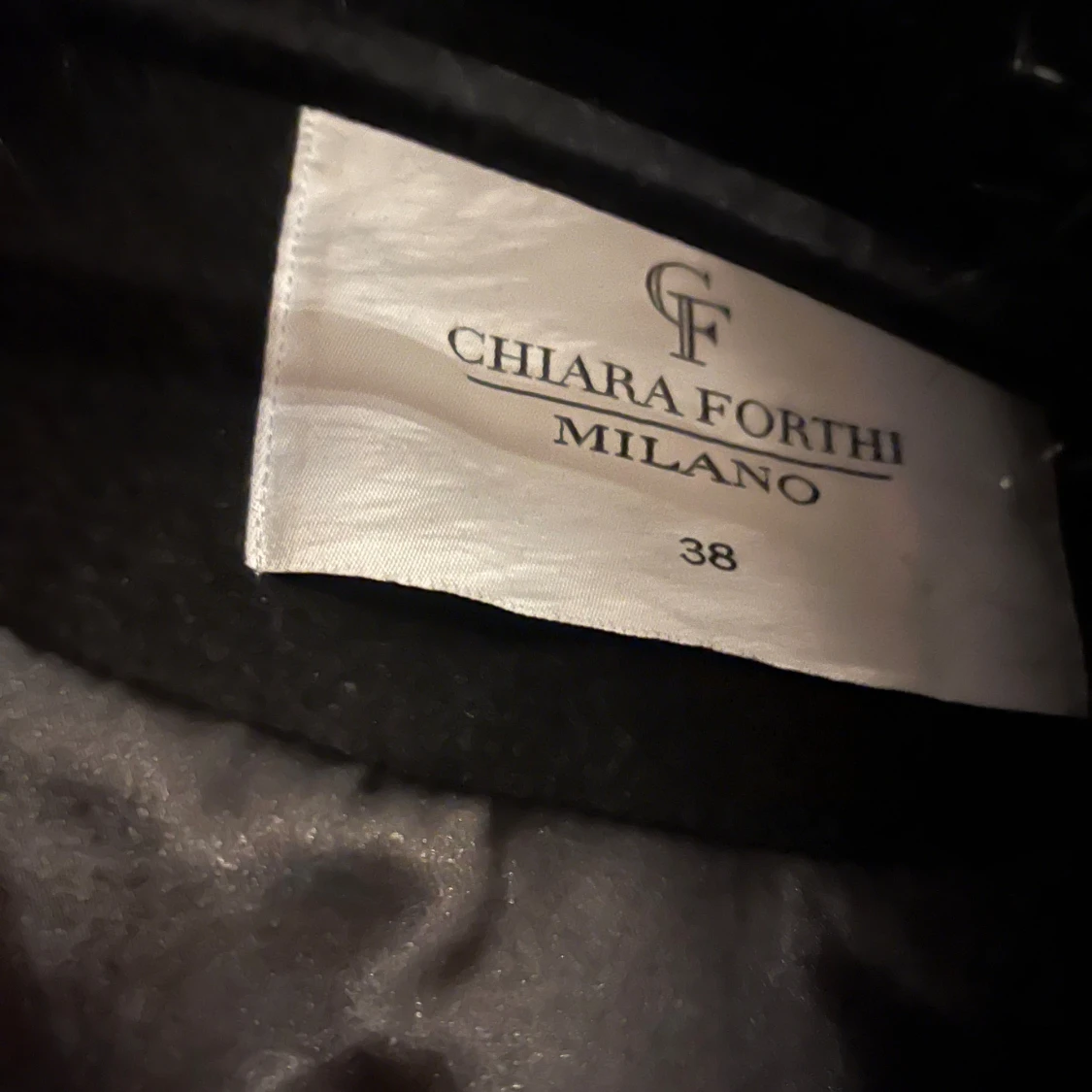 Svart kappa med päls från Chiara Forthi - 2