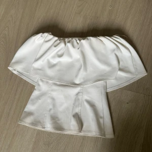 Vit offshoulder topp från Zara - Storlek S