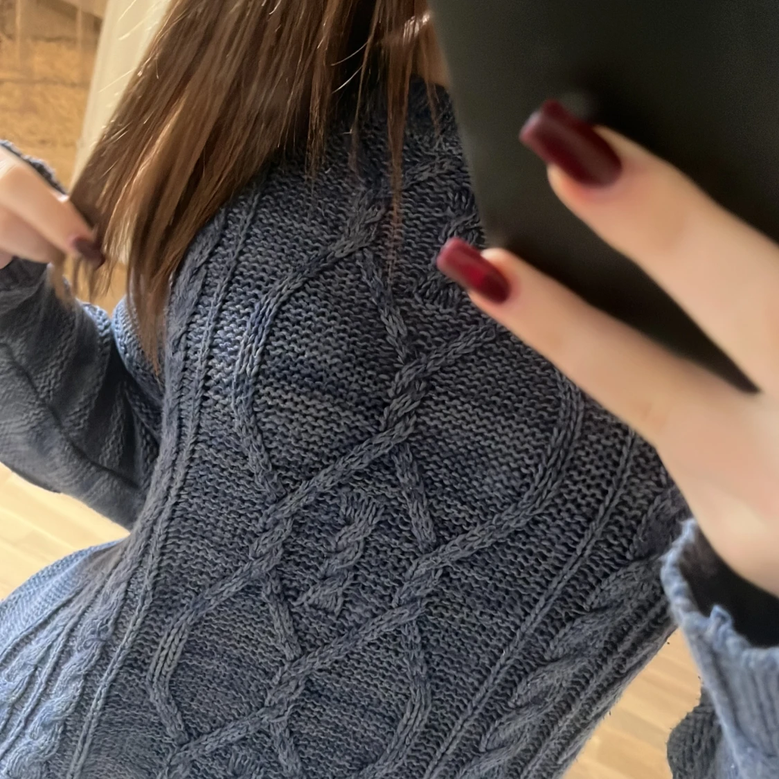 Mörkblå stickad kabeltröja - 2