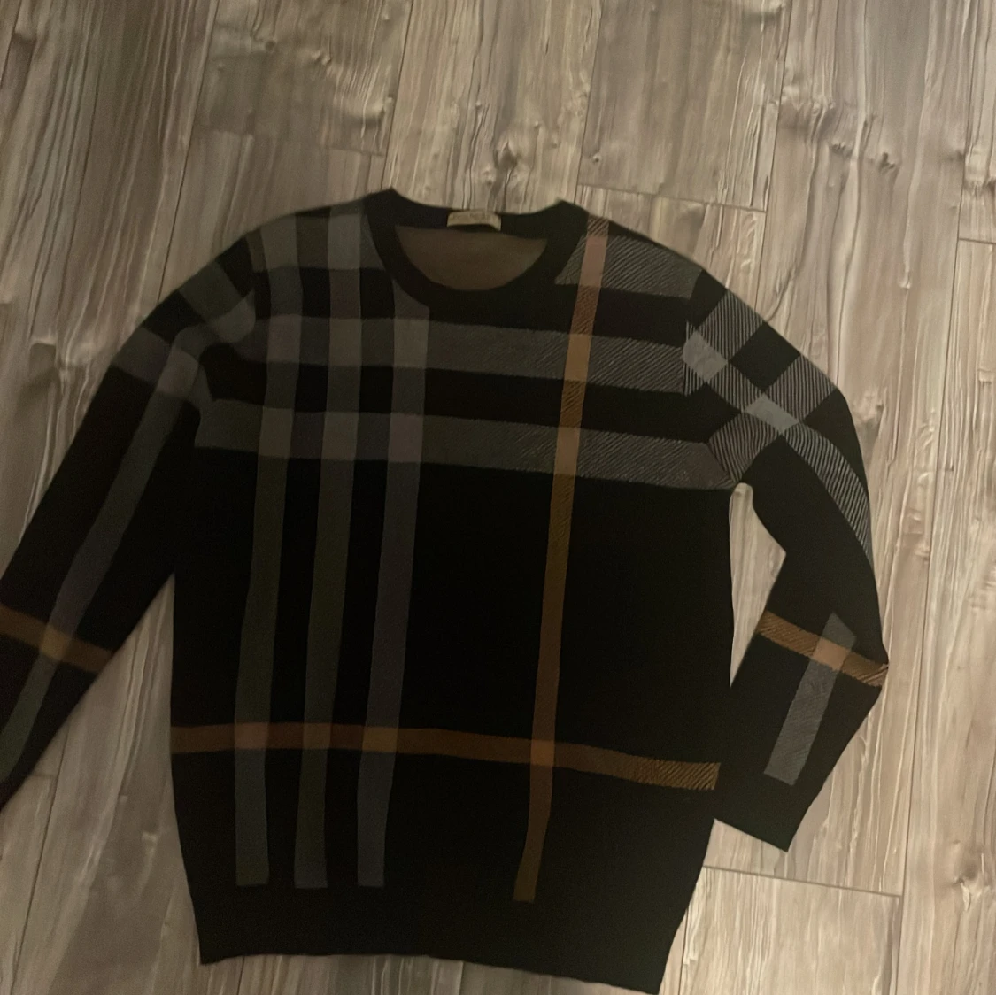 Rutig svart tröja från Burberry