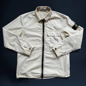 Stone Island Overshirt - 100% autentisk. En fet overshirt från Stone Island. Förekommer lite mindre fläckar på jackan, dom är dock inte särskilt märkbara. Priset är inte hugget i sten, skriv om du undrar något.