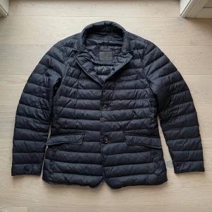 Massimo Dutti jacka - Skick 8/10 liten defekt på en av knapparna. | Storlek L fits M  | Modellen är 188cm och väger 76kg! | Hör av dig vid frågor!