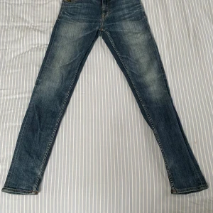 Tiger of sweden jeans slimfit  - Ett par snygga jeans från tiger of sweden i storlek W29/L32. De är i slimfit och blåa med snygga slitningar och tvättmärken. 