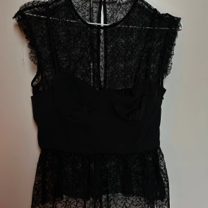 Spets topp från Zara - Svart topp med transparent spets upptill och volangkant vid axlarna. Bustierliknande överdel med tunna axelband och justerbara 🌟 Har klippt av lappen så vet ej str men skulle tippa på XS-S