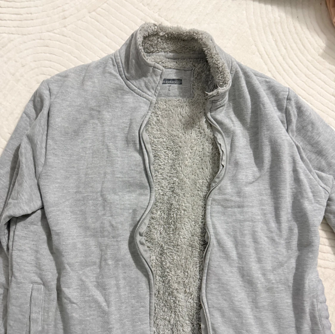 Ljusgrå teddyjacka med dragkedja - 1