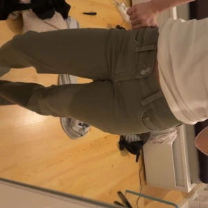 Gröna jeans från Nelly  - Kommer aldrig till användning men skit snygga jeans. Använt en gång. Köpte för 700! 