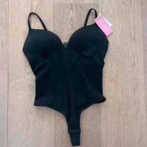 POPULÄR HM BODY - Såå snygg body! Slutsåld och säljer denna helt nya