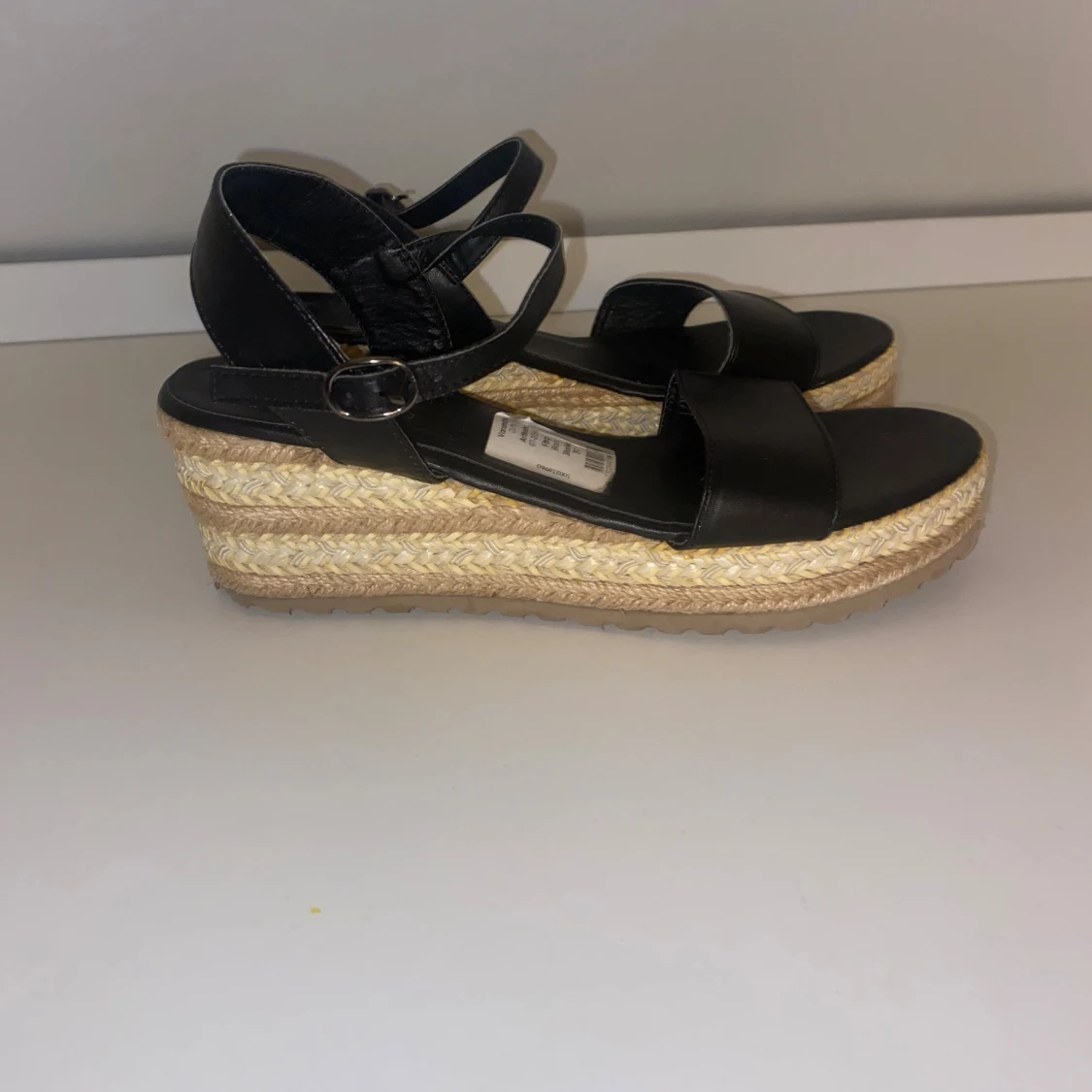 Svarta platåsandaler med flätad sula - 1