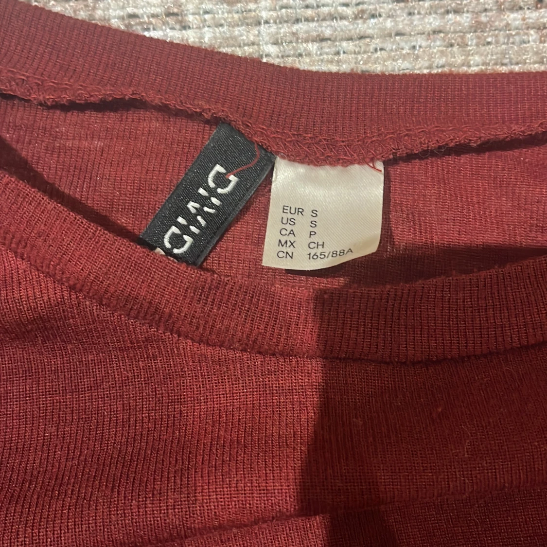 Vinröd T-shirt från HM - 1