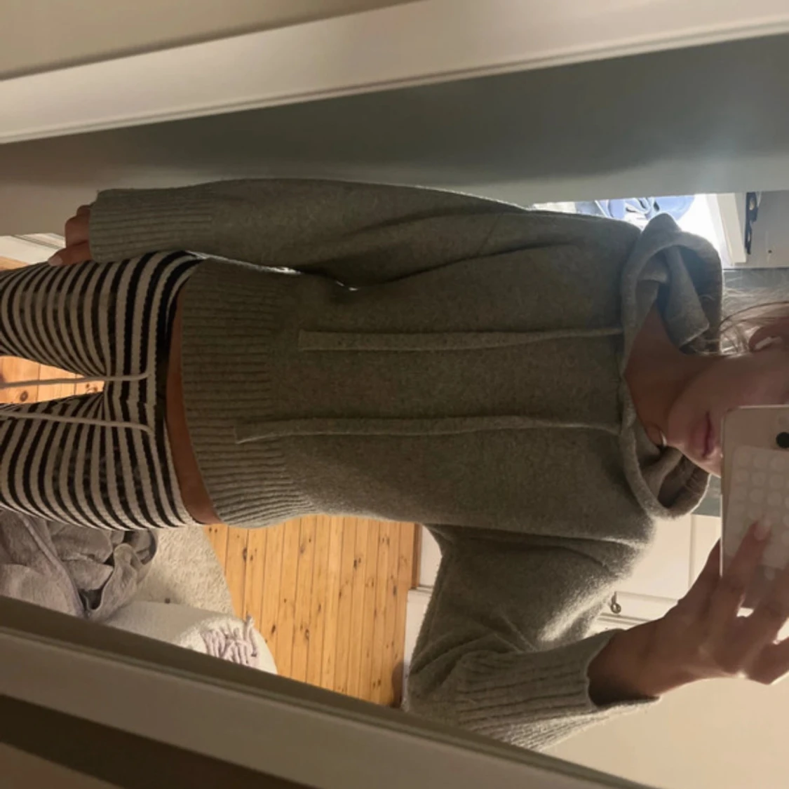 Grå stickad hoodie med snörning - 2