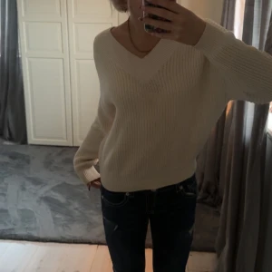 Beige/vit stickad v-ringad tröja - Beige/vit stickad tröja, v-ringad både vid halsen o nacken, köpt på New yorker o märket amisu💕