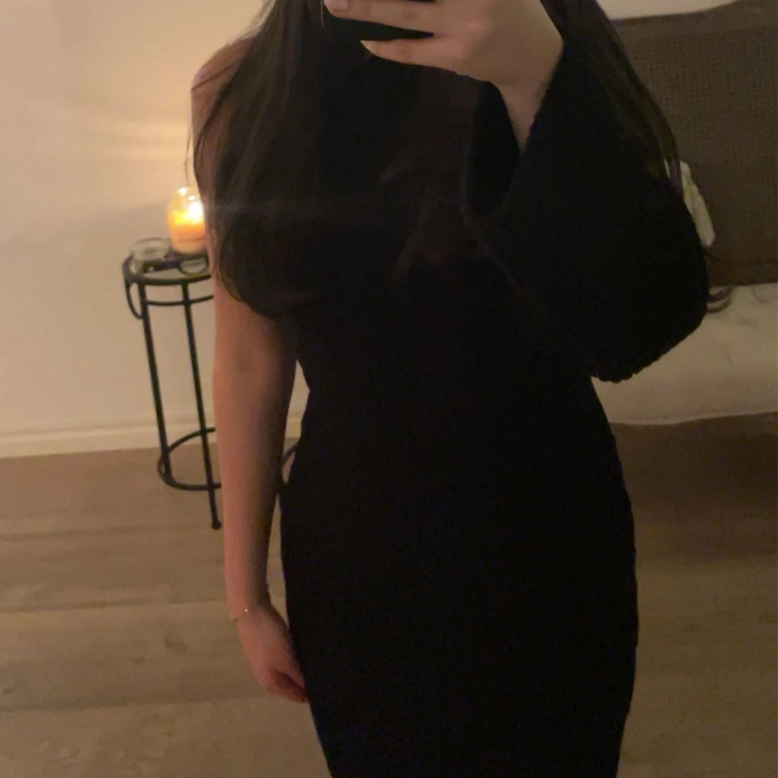 Svart stickad oneshoulder klänning - 1